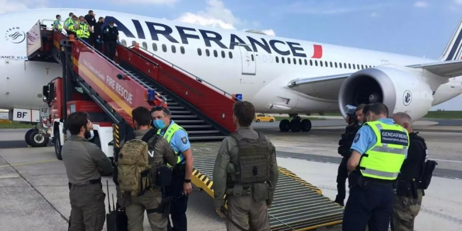 Polizei vor dem verdächtigen Flugzeug in Paris