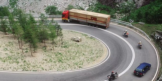 Lastwagen und Cars sollen künftig nur noch auf Transitstrassen durch die Schweizer Alpen fahren dürfen, wenn sie mit modernen Fahrassistenzsystemen ausgerüstet sind. Dieser Meinung ist der Nationalrat. (Symbolbild) Lastwagen und Cars sollen künftig nur noch auf Transitstrassen durch die Schweizer Alpen fahren dürfen, wenn sie mit modernen Fahrassistenzsystemen ausgerüstet sind. Dieser Meinung ist der Nationalrat. (Symbolbild)