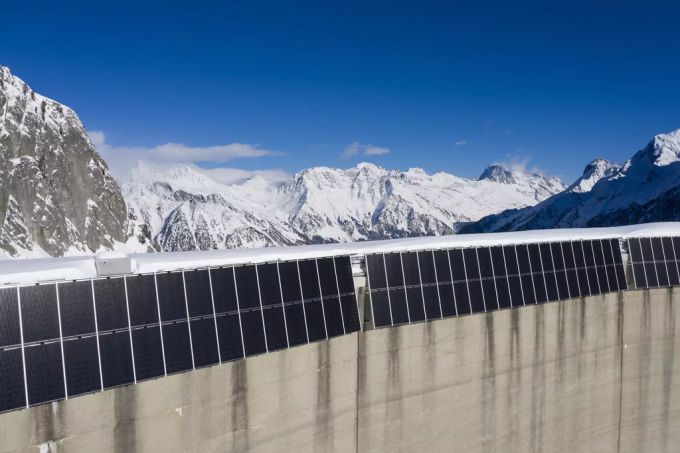 Die hochalpine Solaranlage der Elektrizitätswerke der Stadt Zürich an der Albigna-Staumauer. Albigna