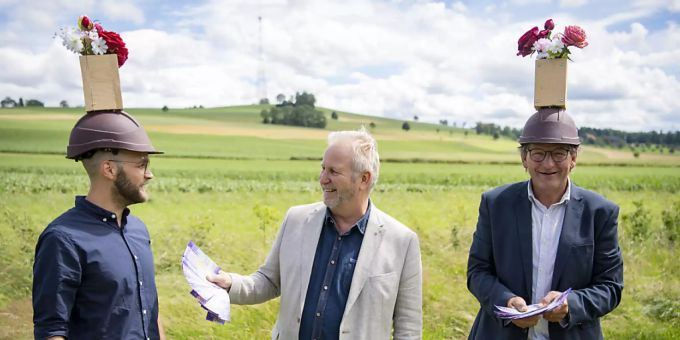 Die Künstler Wetz (rechts) und Silas Kreienbühl (links) verkaufen das Kunstwerk «Landessender Beromünster» dem Kunstsammler Paul Fuchs für 100'000 Franken. Die Künstler Wetz (rechts) und Silas Kreienbühl (links) verkaufen das Kunstwerk «Landessender Beromünster» dem Kunstsammler Paul Fuchs für 100'000 Franken.