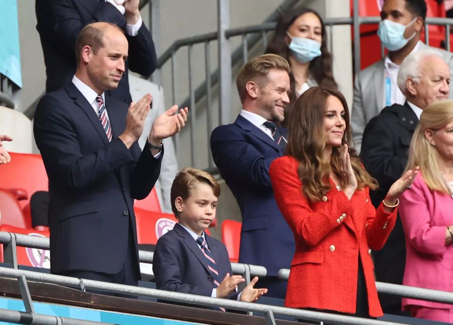 Prinz William, Herzogin Kate und Mini-Royal Prinz George jubeln im Stadion.