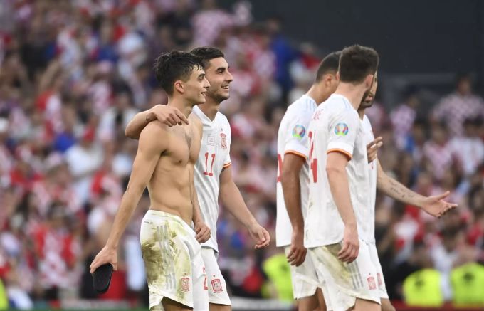 Die Spieler der spanischen Nationalmannschaft jubeln nach dem Viertelfinal-Einzug an der Euro 2020. Euro 2020