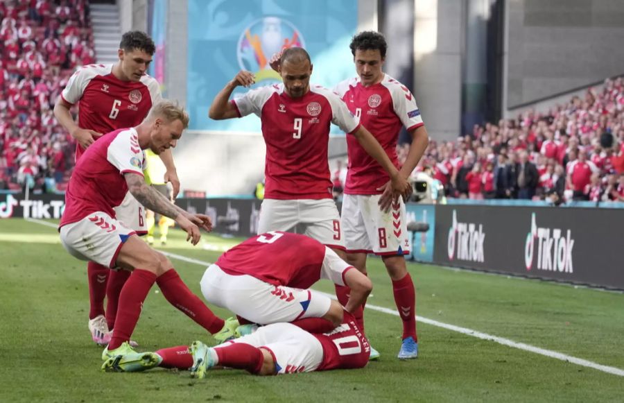 Der dänische Fussballer Christian Eriksen bricht im Auftaktspiel gegen Finnland auf dem Rasen zusammen.