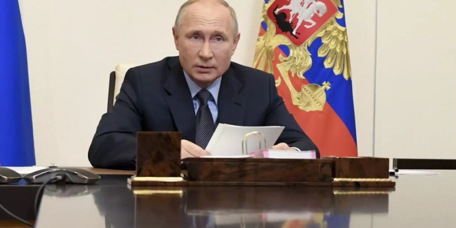 Russlands Impfstoff mit den Namen «Sputnik V» wurde schon vor Beginn der - inzwischen gestarteten - Phase III klinischer Studien genehmigt. Präsident Wladimir Putin hatte mehrfach betont, der Wirkstoff sei effektiv und ungefährlich. Foto: Alexei Nikolsky/Pool Sputnik Kremlin/AP/dpa