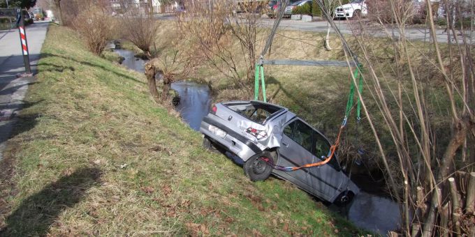 Das verunfallte Auto wird in Widnau SG aus dem Bach gehoben. Widnau Autounfall