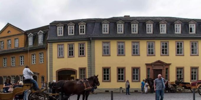Das Wohnhaus von Johann Wolfgang von Goethe am Frauenplan in Weimar. Foto: Monika Skolimowska/dpa-Zentralbild/dpa Das Wohnhaus von Johann Wolfgang von Goethe am Frauenplan in Weimar. Foto: Monika Skolimowska/dpa-Zentralbild/dpa