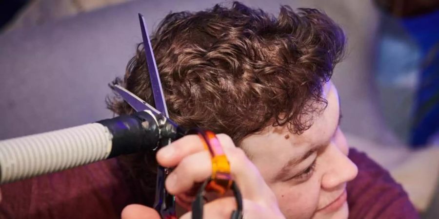 Joshua Otto schneidet sich im Lockdown die Haare selber. Foto: Annette Riedl/dpa