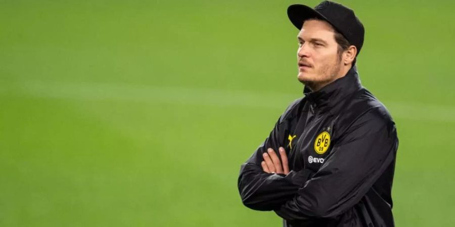 BVB-Trainer Edin Terzic hofft auf einen versöhnlichen Jahresabschluss im Spiel gegen Zweitligist Eintracht Braunschweig. Foto: Marius Becker/dpa