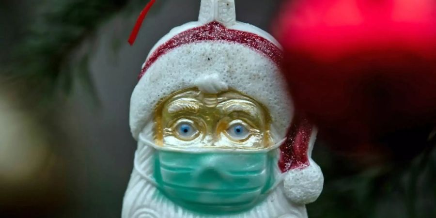 Weihnachtsmannfigur mit Maske