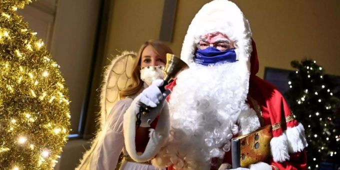 Eine junge Frau die als Engel kostümiert ist, und ein Mann im Weihnachtsmannkostüm tragen Mund-Nasen-Schutz bei dem Event "Christmas Garden Berlin 2020" im Botanischen Garten von Berlin. Foto: Britta Pedersen/dpa-Zentralbild/dpa Eine junge Frau die als Engel kostümiert ist, und ein Mann im Weihnachtsmannkostüm tragen Mund-Nasen-Schutz bei dem Event "Christmas Garden Berlin 2020" im Botanischen Garten von Berlin. Foto: Britta Pedersen/dpa-Zentralbild/dpa