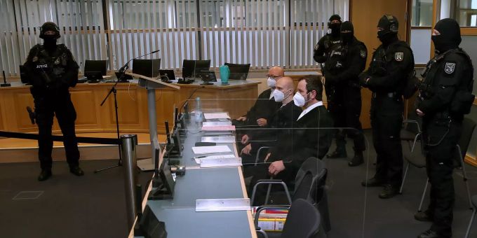 Der angeklagte Stephan Balliet (M) sitzt zu Beginn des 25. Prozesstages zwischen seinen Verteidigern Hans-Dieter Weber (l) und Thomas Rutkowski im Verhandlungssaal, die von Justizbeamten gesichert wird. Terroranschlag von Halle