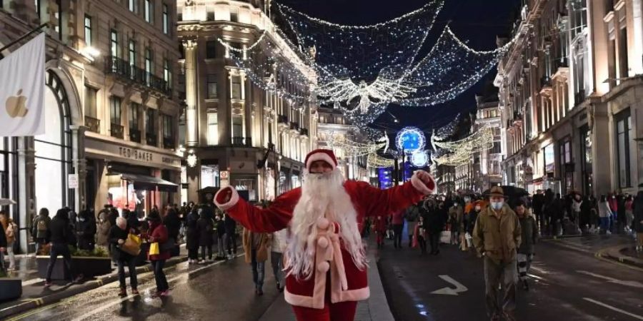 Am Vorabend des Shutdowns herrscht in der Londoner Oxford Street noch reger Betrieb. Foto: Stefan Rousseau/PA Wire/dpa