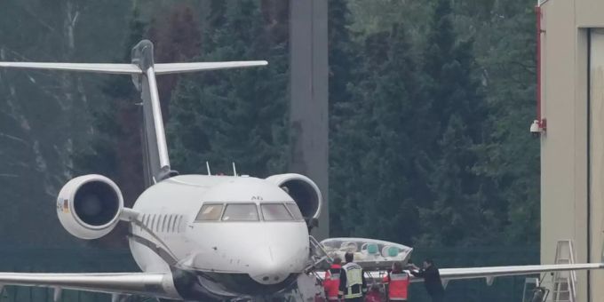 ARCHIV - Ein Spezialflugzeug mit dem Kremlkritiker Nawalny an Bord steht auf dem Flughafen Tegel vor einem Hangar. Foto: Michael Kappeler/dpa ARCHIV - Ein Spezialflugzeug mit dem Kremlkritiker Nawalny an Bord steht auf dem Flughafen Tegel vor einem Hangar. Foto: Michael Kappeler/dpa