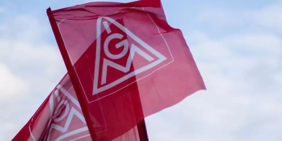 Fahnen der Gewerkschaft IG-Metall. Foto: Sebastian Gollnow/dpa