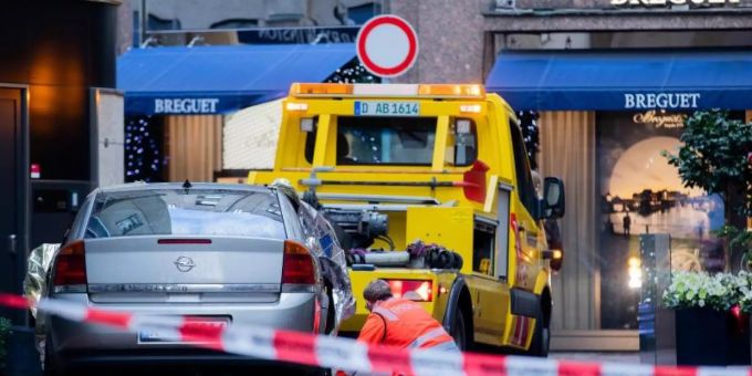 Die Täter zerstörten mit einem Auto eine Scheibe des Uhrengeschäfts und erbeuteten die Uhren. Foto: Rolf Vennenbernd/dpa Die Täter zerstörten mit einem Auto eine Scheibe des Uhrengeschäfts und erbeuteten die Uhren. Foto: Rolf Vennenbernd/dpa