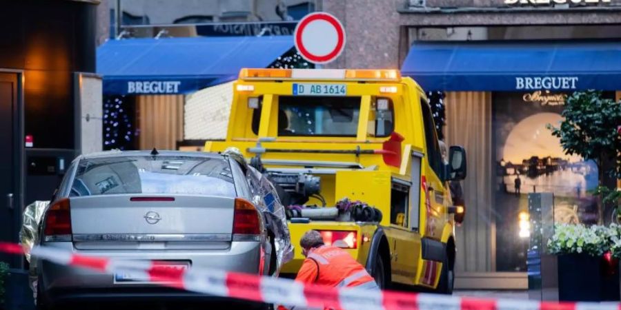 Die Täter zerstörten mit einem Auto eine Scheibe des Uhrengeschäfts und erbeuteten die Uhren. Foto: Rolf Vennenbernd/dpa