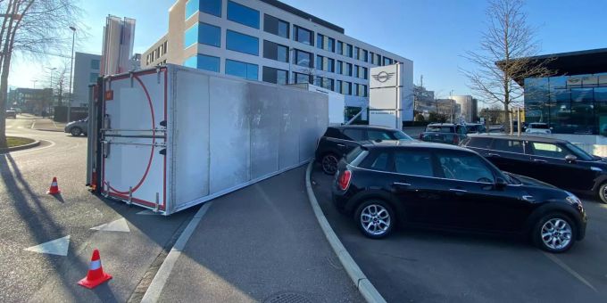 Lastwagen verursacht Selbstunfall.