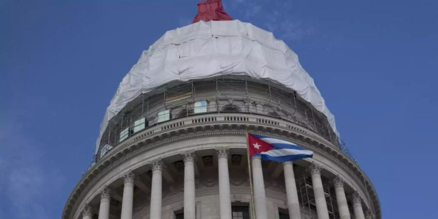 Die Kuppel des kubanischen Kapitols in Havanna. Kurz vor dem Ende von Präsident Trumps Amtszeit hat seine Regierung Kuba wieder auf die US-Terrorliste gesetzt. Foto: Ismael Francisco/AP/dpa