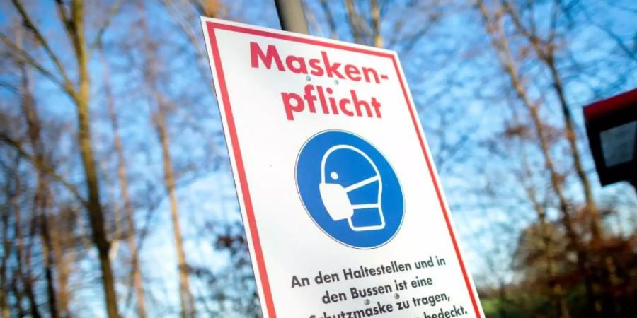 Wer den ÖPNV nutzt, braucht künftig eine OP- oder FFP2-Maske. Foto: Hauke-Christian Dittrich/dpa