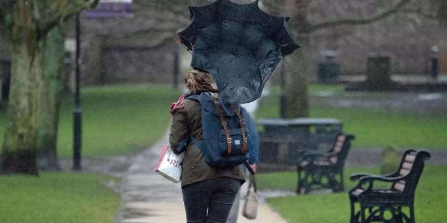 In Teilen Deutschlands muss man sich auf heftigen Wind einstellen - eine Erfahrung, die die Menschen in England jetzt schon machen. Foto: Andrew Matthews/PA Wire/dpa