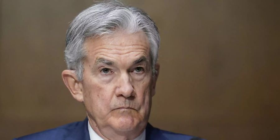 Die US-Notenbank Fed unter der Führung von Jerome Powell hält trotz der gigantischen Staatshilfen an ihrer ultralockeren Geldpolitik zunächst fest. (Archivbild)