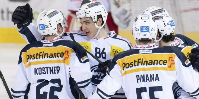 Die Spieler des HC Ambri-Piotta im Spiel gegen die SCL Tigers in der National League. Ambri Piotta National League