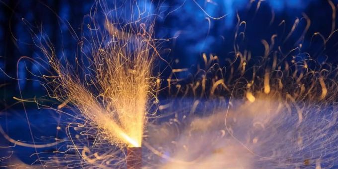 In diesem Jahr gelten an Silvester besondere Regeln: Böllern etwa ist auf belebten Plätzen und Strassen oder sogar im ganzen Stadtgebiet verboten. Foto: Tobias Kleinschmidt/dpa In diesem Jahr gelten an Silvester besondere Regeln: Böllern etwa ist auf belebten Plätzen und Strassen oder sogar im ganzen Stadtgebiet verboten. Foto: Tobias Kleinschmidt/dpa