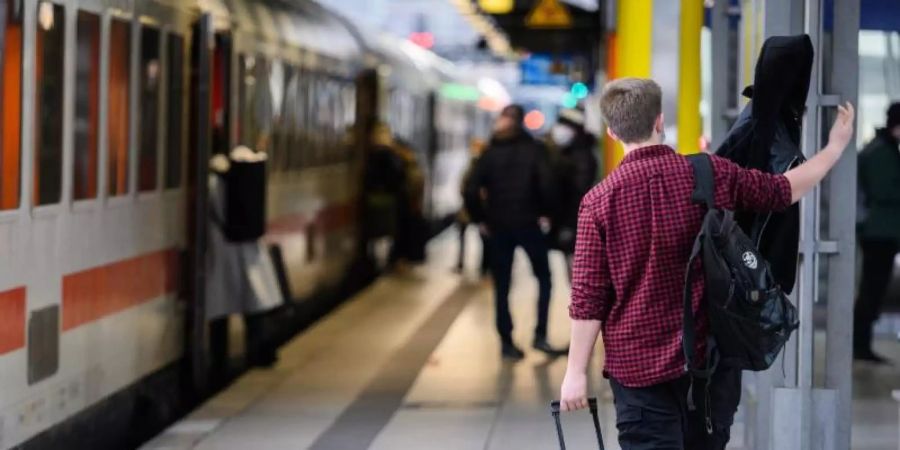 Vergleichsweise wenige Reisende sind am zweiten Weihnachtsfeiertag im Mainer Hauptbahnhof unterwegs. Foto: Andreas Arnold/dpa