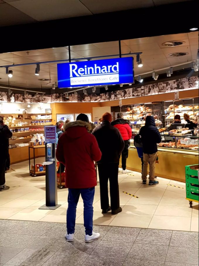 Auch im Bahnhof werden die Schutzkonzepte des Bundes eingehalten. Reinhard Bäckerei