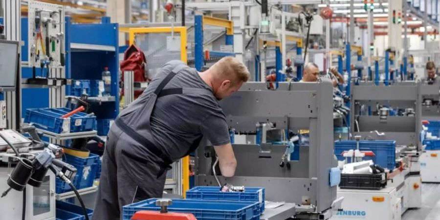 Im kommenden Jahr rechnen 21 Branchen mit einer etwas höheren Produktion - beispielsweise der Maschinenbau, die Elektro- und die Chemieindustrie sind hoffnungsvoll. Foto: Markus Scholz/dpa