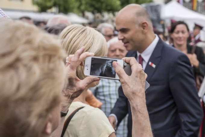Eine ältere Frau versucht mit ihrem Smartphone ein Foto von Bundesrat Alain Berset zu machen. Der digitale Graben zwischen Jung und Alt dürfte durch das Coronavirus kleiner werden. Coronavirus Smartphone Senior
