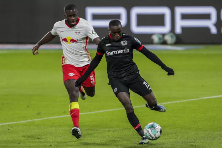 Leipzigs Dayot Upamecano (l.) im Duell mit Moussa Diaby (r.) von Bayer Leverkusen.