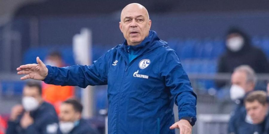 Schalkes Trainer Christian Gross bangt vor dem Achtelfinale im DFB-Pokal in Wolfsburg um die Einsätze von Suat Serdar und Benito Raman. Foto: Guido Kirchner/dpa