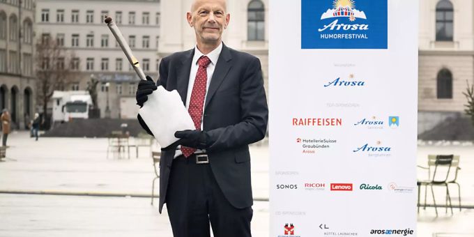 Koch nahm die Arosa Humorschaufel aus «reinstem Aroser Eis» am Bellevue in Zürich entgegen. Koch nahm die Arosa Humorschaufel aus «reinstem Aroser Eis» am Bellevue in Zürich entgegen.