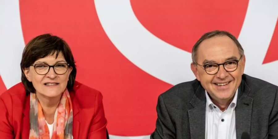 Saskia Esken, Bundesvorsitzende der SPD, wartet neben Norbert Walter-Borjans, Bundesvorsitzender der SPD, auf den Beginn der Klausur des SPD-Parteivorstands im Willy-Brandt-Haus. Foto: Michael Kappeler/dpa