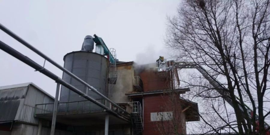 In einem Sägewerk im freiburgischen Montévraz  ist am Sonntag ein Feuer ausgebrochen.