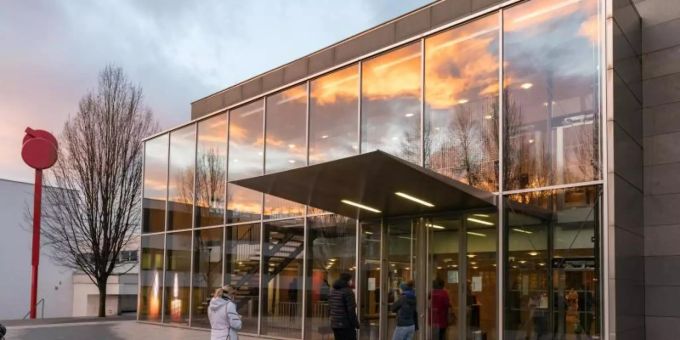 Am Morgen von österreichischen Corona-Massentests stehen Menschen mit Abstand zueinander vor einer Teststation im Veranstaltungshaus Cubus im Bundesland Vorarlberg vor dem Eingang in einer Schlange an. Foto: Dietmar Stiplovsek/APA/dpa Massentest Coronavirus Österreich