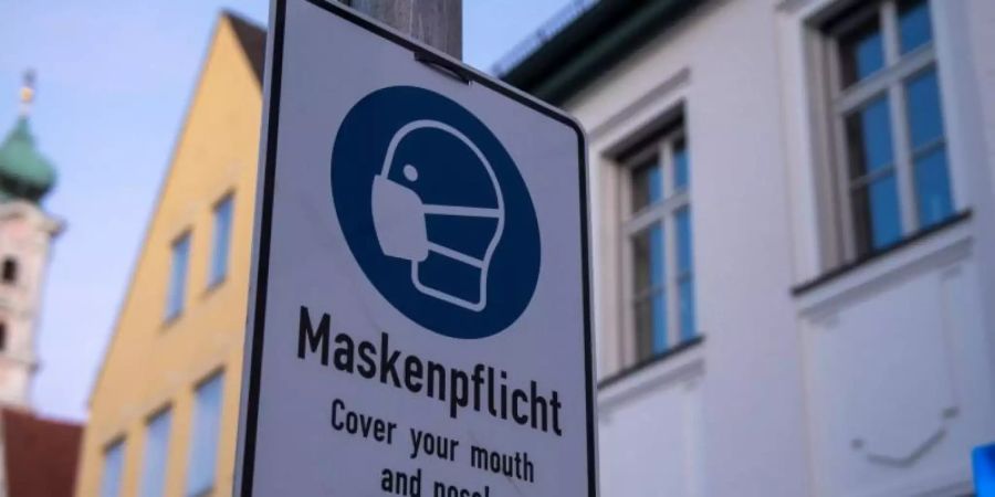 Hinweis auf die Maskenpflicht im bayerischen Aichach. Foto: Stefan Puchner/dpa
