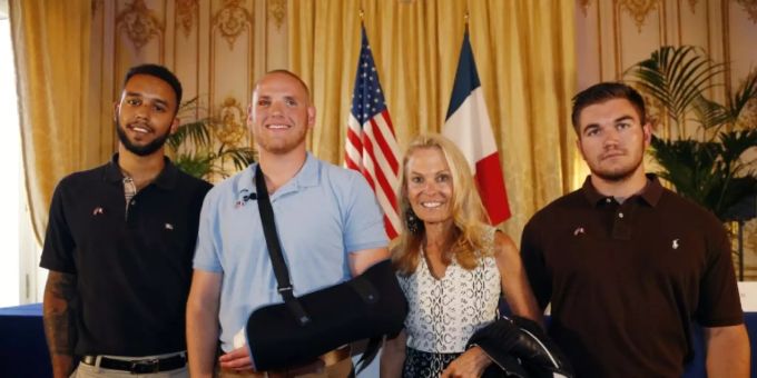 «Helden» des Thalys: Die US-Bürger Anthony Sadler, Spencer Stone und Alek Skarlatos (von links), mit einer Diplomatin. thalys