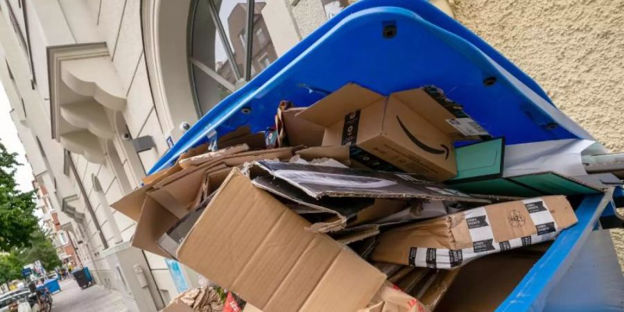 Ein Übervoller Papiercontainer: Nicht alles, was nach Papier aussieht, gehört auch in die Altpapiertonne. Foto: Peter Kneffel/dpa