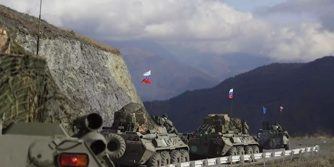 Fahrzeuge des russischen Militärs fahren über eine Strasse in Richtung der separatistischen Region Berg-Karabach. Berg Karabach