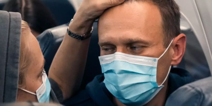 Kremlgegner Alexej Nawalny (r) und seine Ehefrau Julia sitzen mit Mund-Nasen-Schutz in einem Flugzeug der Fluggesellschaft «Pobeda», um nach Moskau zu fliegen. Alexej Nawalny