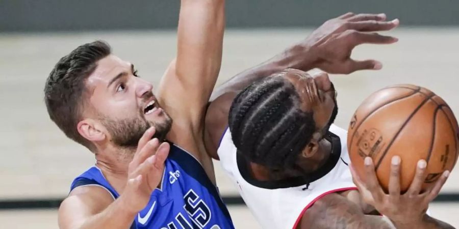 «Das ist alles tarifvertraglich geregelt. Im Maximalfall bekommen wir 20 Prozent weniger», sagt Maxi Kleber (l). Foto: Ashley Landis/Pool AP/dpa