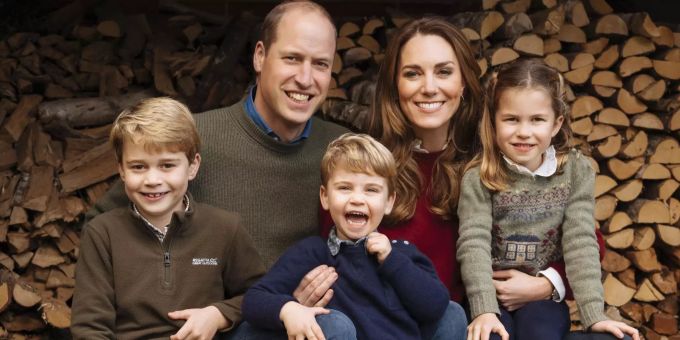 Prinz George, Prinz Louis und Prinzessin Charlotte posieren mit Mami Kate und Papi William. prinzessin charlotte