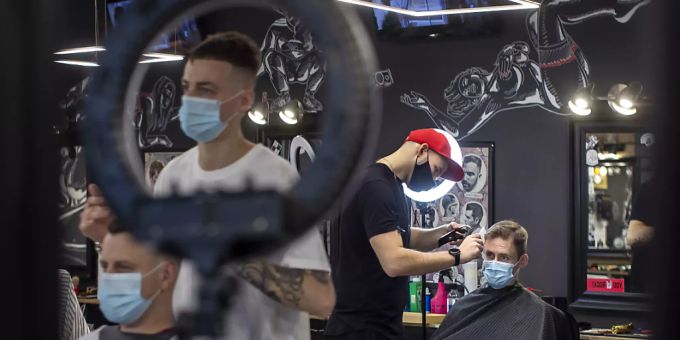 Kunden lassen sich in einem Friseursalon in Vilnius die Haare schneiden. (Archivbild) Vilnius Friseur Coiffeur Coronavirus