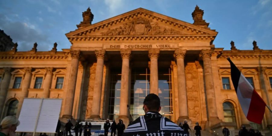 Rechtsextremist am Berliner Reichstag