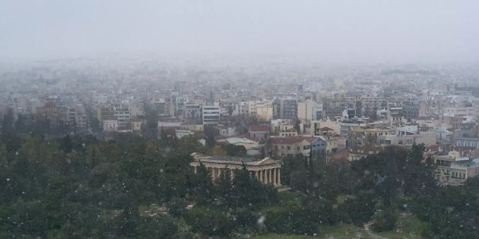 Schnee fällt auf die griechische Hauptstadt Athen. athen