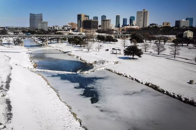 Der Trinity River ist fast ganz zugefroren. Winter Weather Texas