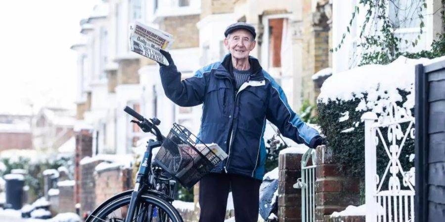 George Bailey ist ein «Paperboy» (Zeitungsausträger). Foto: Ciaran Mccrickard/PA Wire/dpa