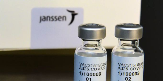 HANDOUT - Zwei Ampullen mit dem Corona-Impfstoffes Janssen des amerikanischen Pharmazie- und Konsumgüterhersteller Johnson Johnson. Foto: Cheryl Gerber/Johnson Johnson/dpa - ACHTUNG: Nur zur redaktionellen Verwendung und nur mit vollständiger Nennung des vorstehenden Credits HANDOUT - Zwei Ampullen mit dem Corona-Impfstoffes Janssen des amerikanischen Pharmazie- und Konsumgüterhersteller Johnson Johnson. Foto: Cheryl Gerber/Johnson Johnson/dpa - ACHTUNG: Nur zur redaktionellen Verwendung und nur mit vollständiger Nennung des vorstehenden Credits